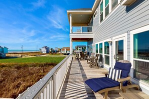 Property grounds - Luxe, Newly Built, Gulf-Front Home on 1.5 Acres with Private Beach Boardwalk (Galveston)