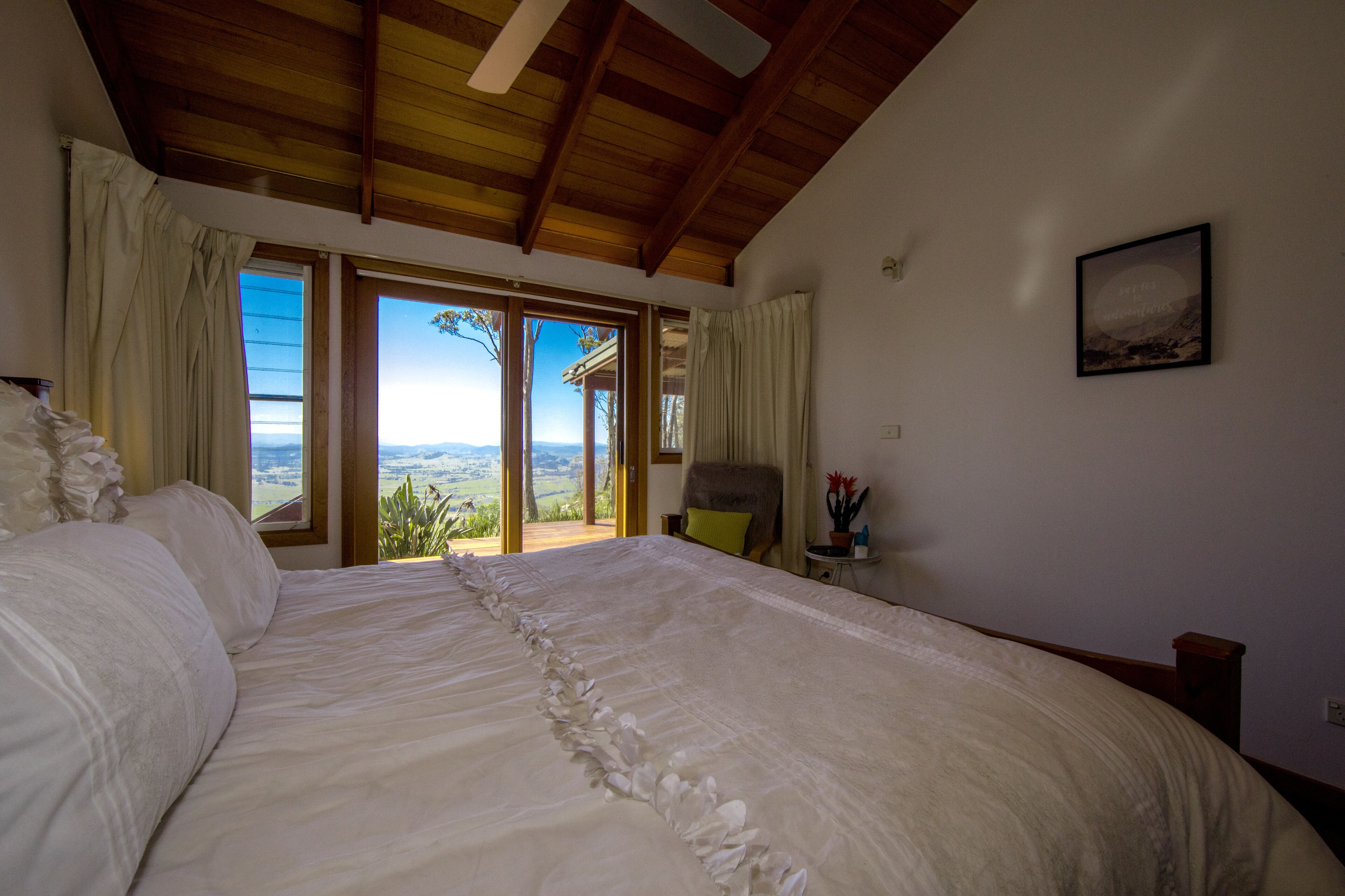 3 habitaciones, tabla de planchar con plancha y ropa de cama 