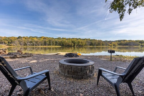 Lakefront Home w/ 2 Bedrooms Deck, Dock & Boats