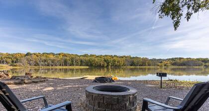 Lakefront Home w/ 2 Bedrooms Deck, Dock & Boats