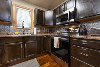 JACUZZI SUITE 2 Queen Beds Private and Romantic!