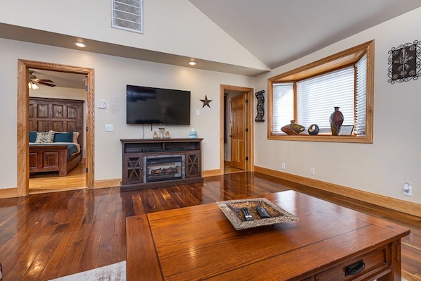 Smart TV, fireplace