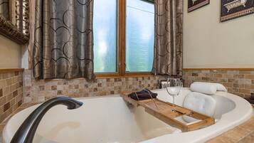 Dusche, Whirlpool, Haartrockner, Handtücher