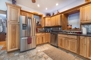 Réfrigérateur, four à micro-ondes, un four, surface de cuisson