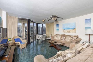 Leilighet, 1 soverom | Oppholdsrom | TV