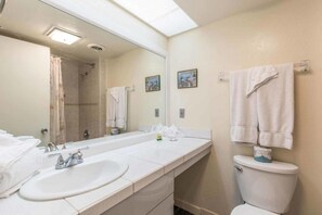 Apartment, 2 Doppelbetten | Badezimmer | Handtücher