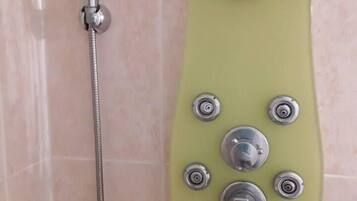 Douche, serviettes fournies