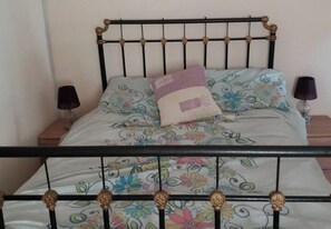 1 bedroom, WiFi, bed sheets - 2-Bed Apartment - Sleeps 3 - Parking - near Albox (Albox)