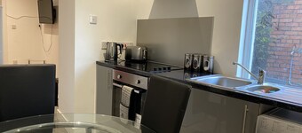 2 Bed Flat - Sleeps 6 - Pets - Parking - Wifi