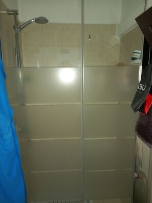 Dusche, Haartrockner, Handtücher