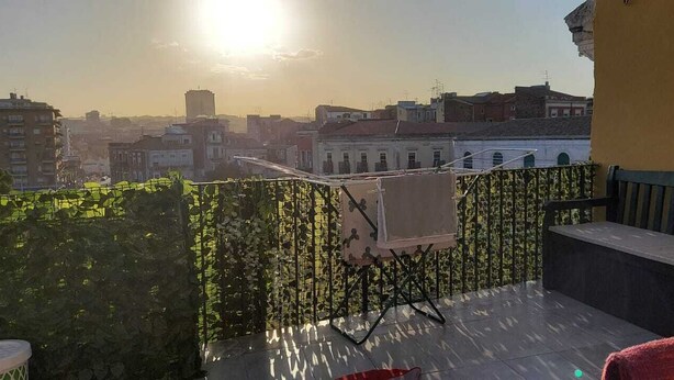 Un balcone con vista sulla città al tramonto.