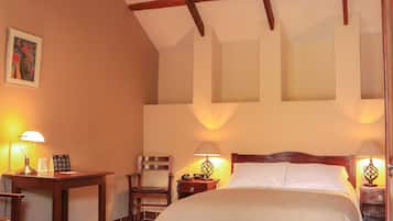 Standard Twin Room | Individually decorated, individually furnished, desk, laptop workspace