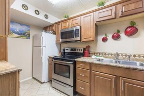 Condo, 1 Bedroom | Private kitchen