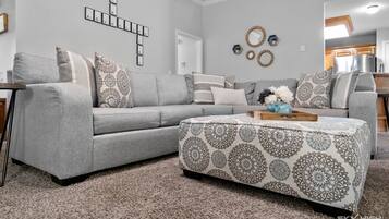 Smart-TV, Kamin, Tischtennisplatte, BĂŒcher