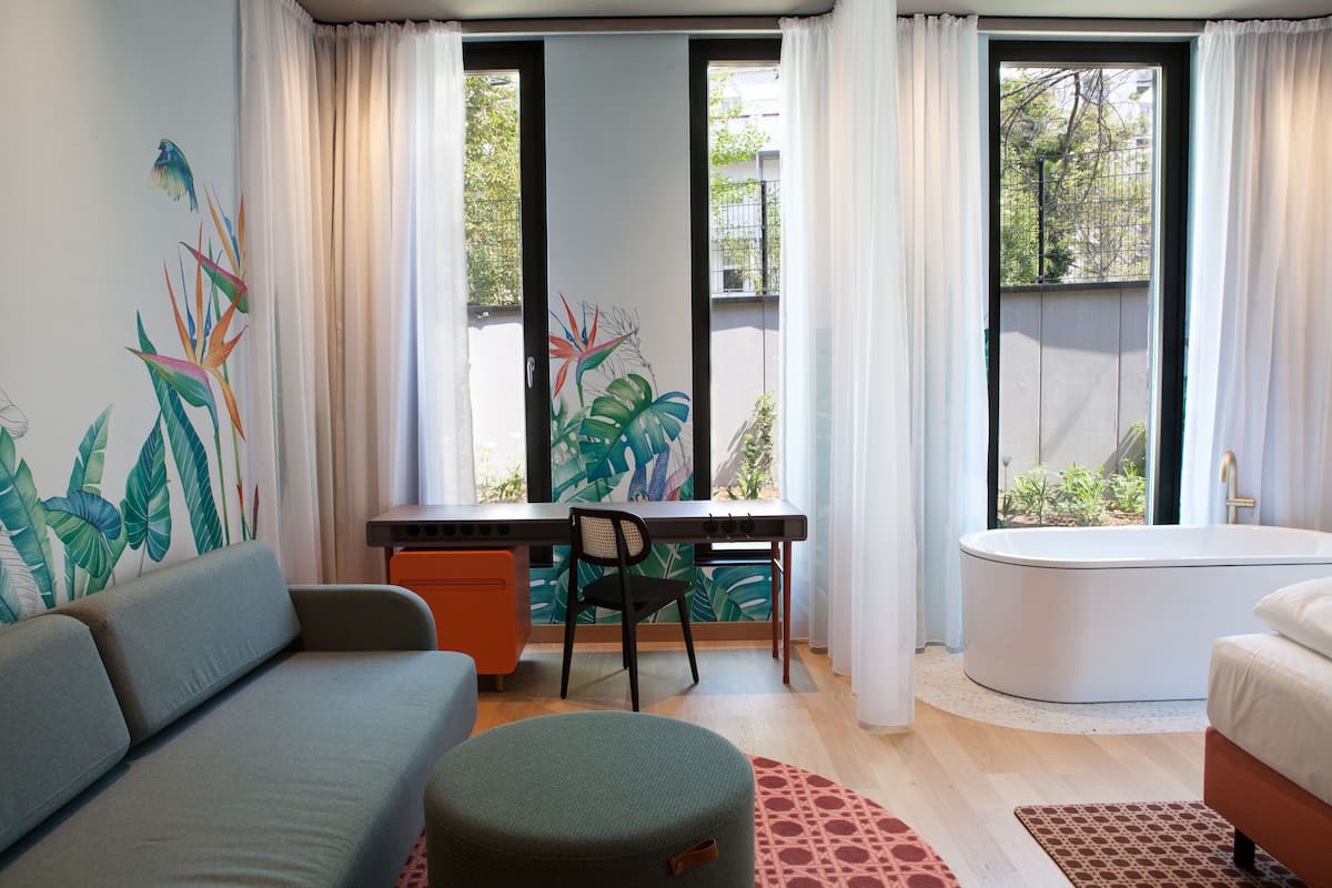 suite, 1 queen bed | 1 bedroom, hypo-allergenic bedding, minibar, desk