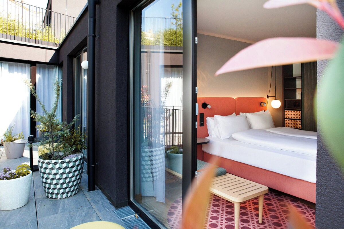 Standard Room, 1 Queen Bed (Balkon) | Hypo-allergenic bedding available, minibar, desk, laptop workspace