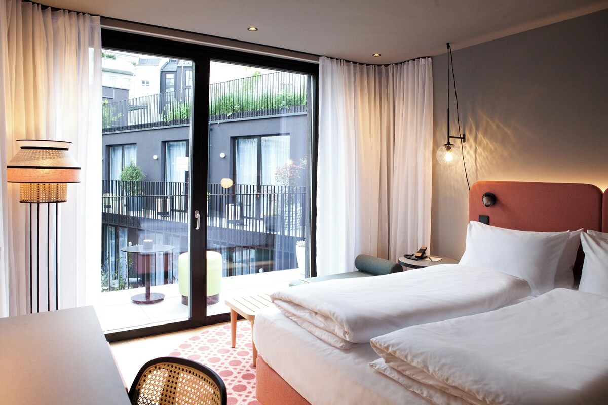スタンダード ルーム クイーンベッド 1 台 (Balkon) | 低刺激性寝具、ミニバー、デスク、ノートパソコン用作業スペース