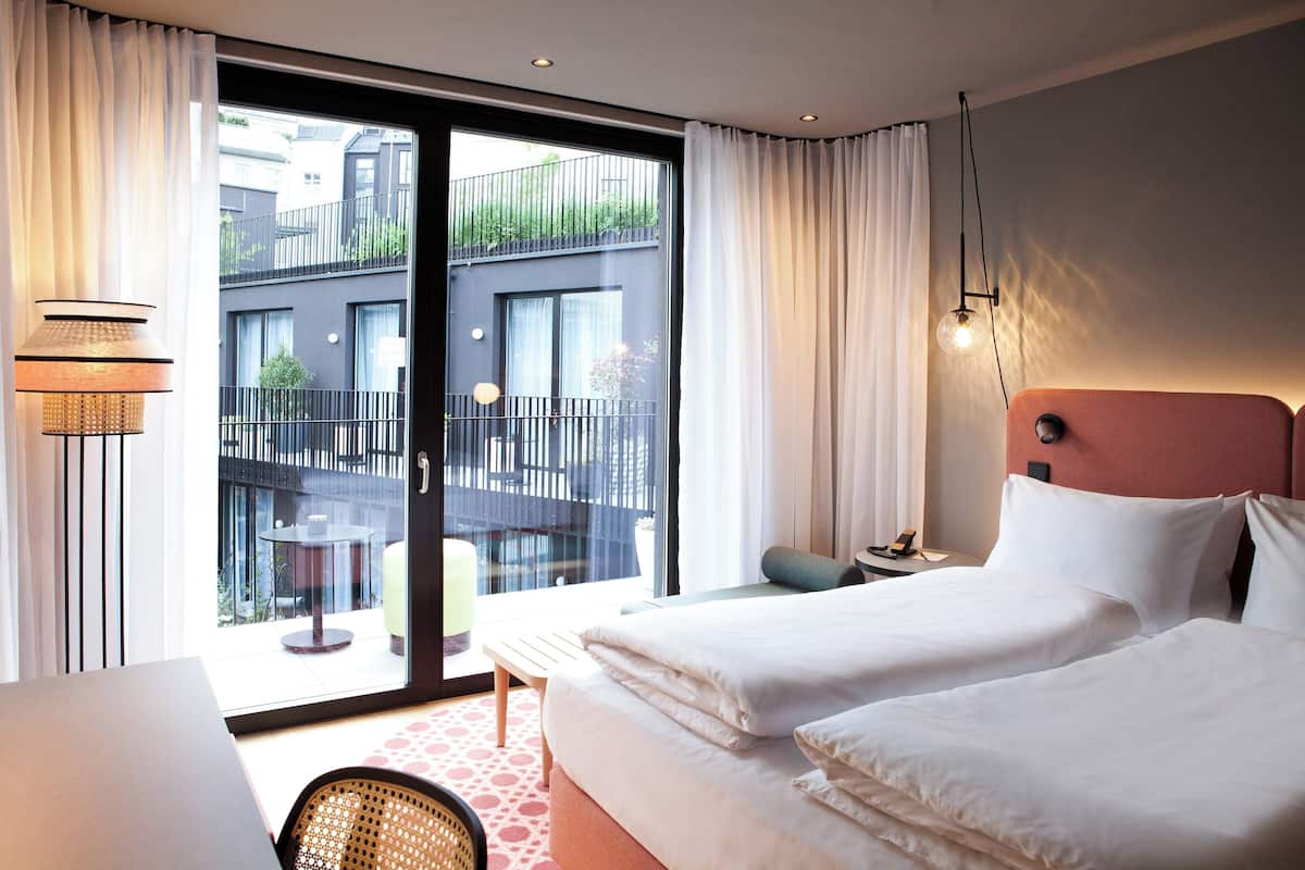 Standard Room, 1 Queen Bed (Balkon) | Hypo-allergenic bedding, minibar, desk, laptop workspace