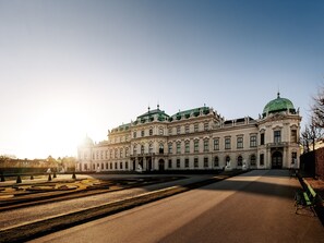 Un grande edificio storico dall'architettura classica, con numerose cupole e una facciata simmetrica.