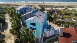 Una casa costera con terraza y vista a la playa.