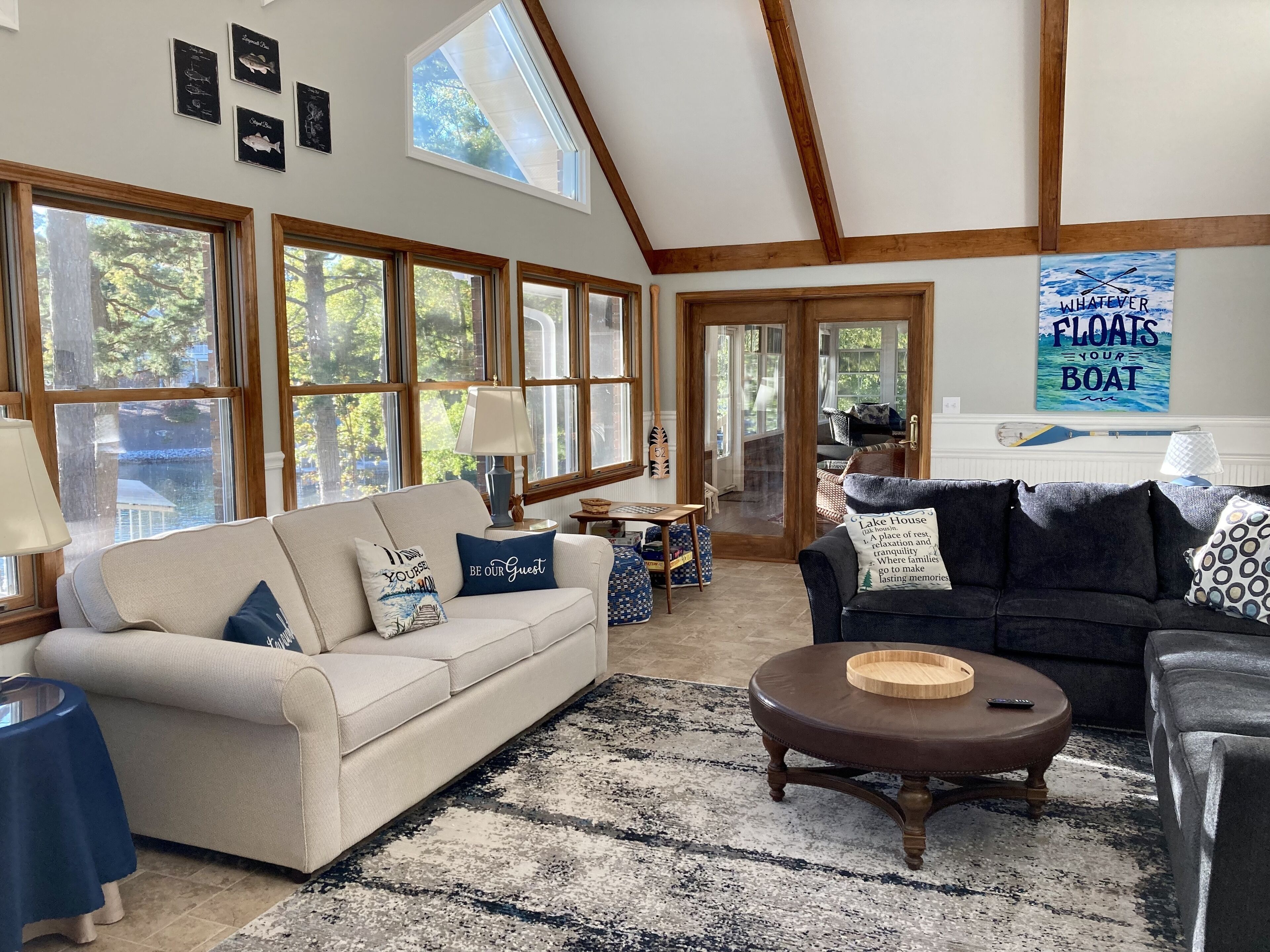 Televisor intel·ligent, llar de foc i llibres 