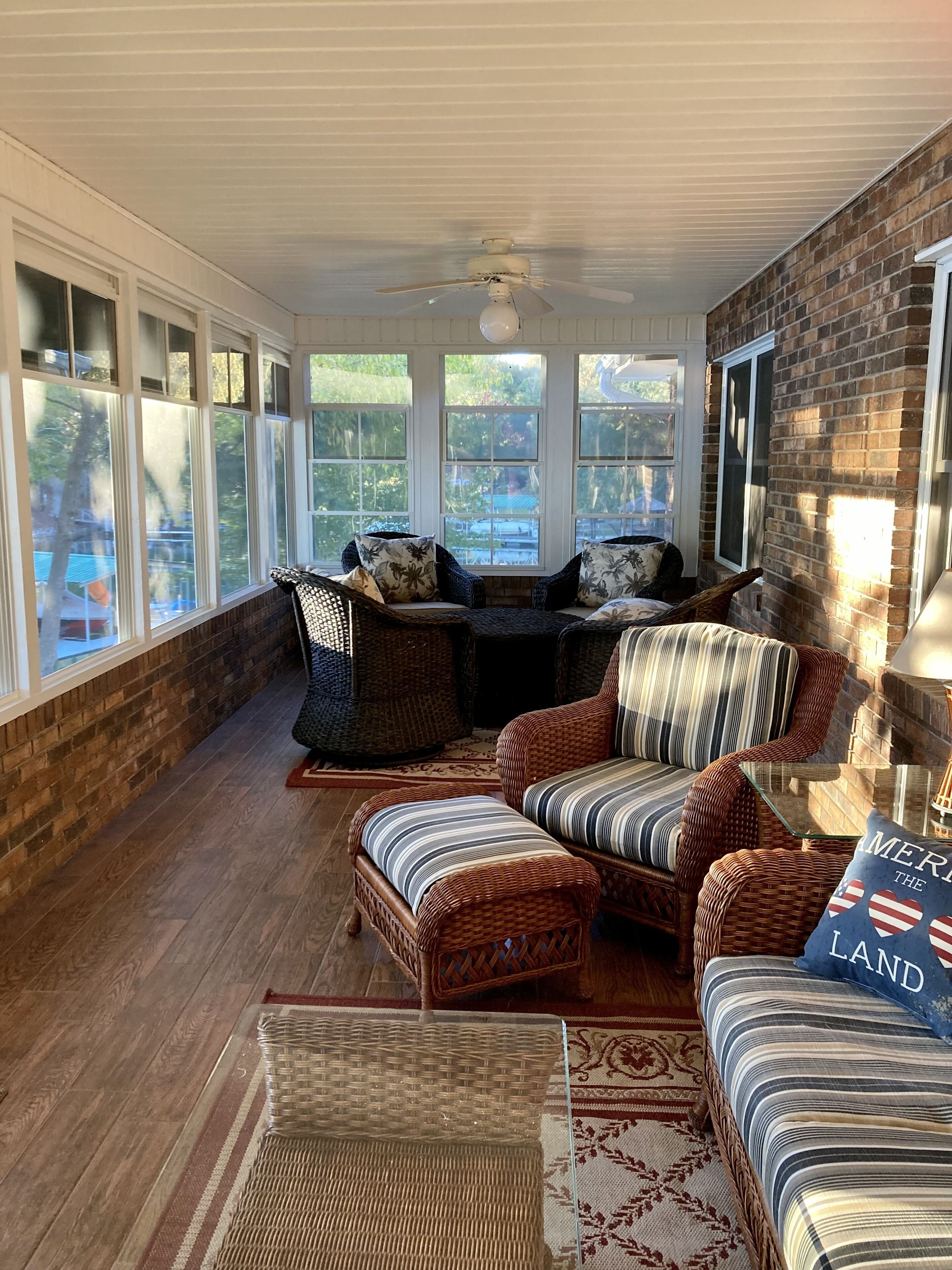 Televisor intel·ligent, llar de foc i llibres 