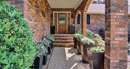 Lake Keowee Lakefront  – Kayaks, Dock, Pets Welcome, level water entry,