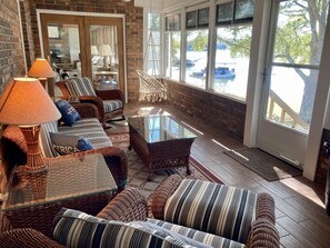 Smart TV, chimenea y libros