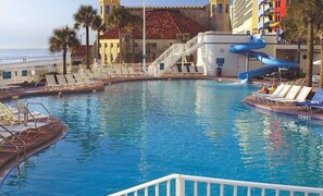 Alberca techada y alberca al aire libre