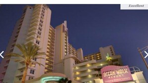 Un hotel de altura con varios balcones y un cartel que indica Ocean Walk Resort.