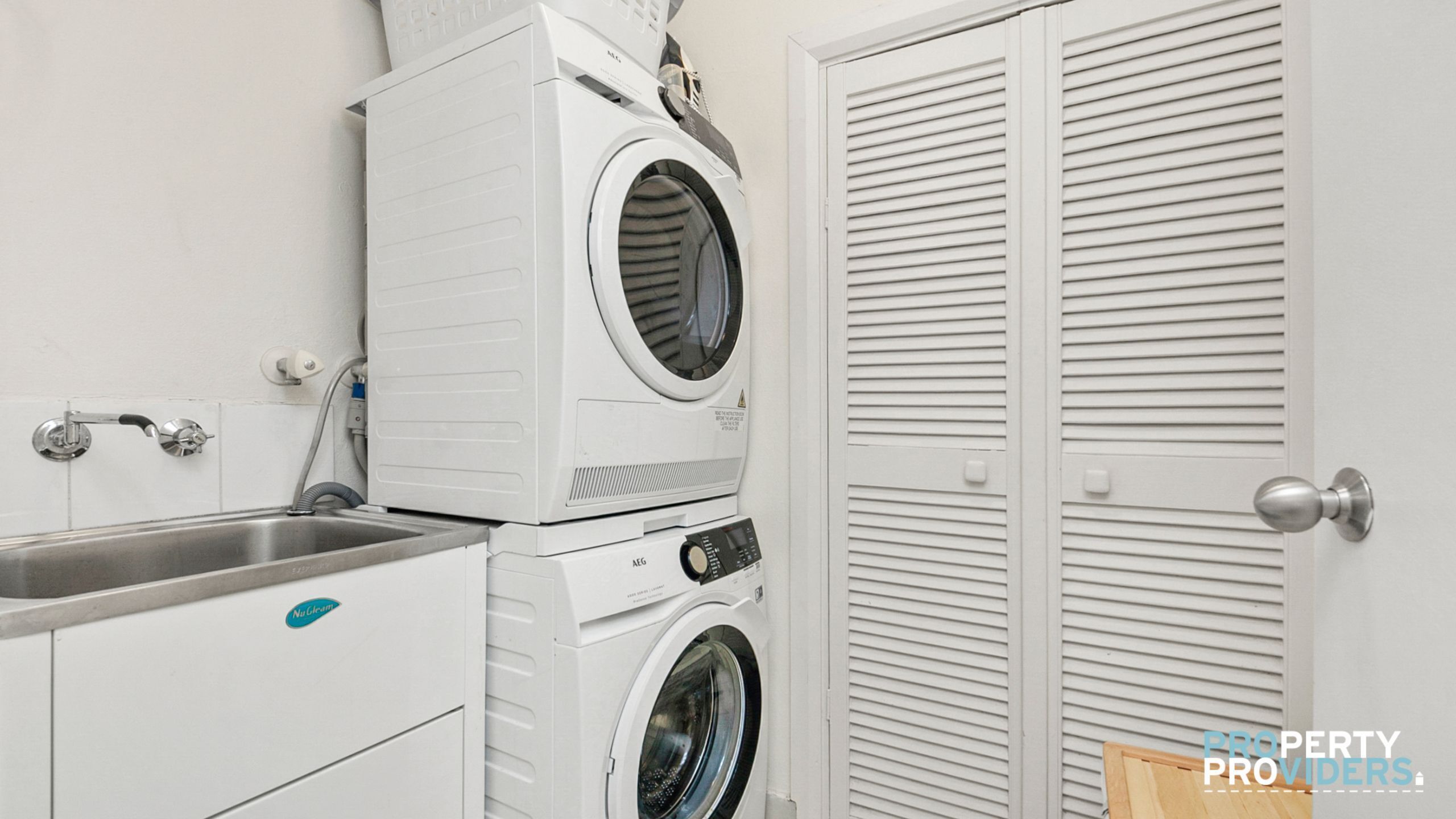 50m to Manly beach - 3 bedrooms + pets welcome — image 4