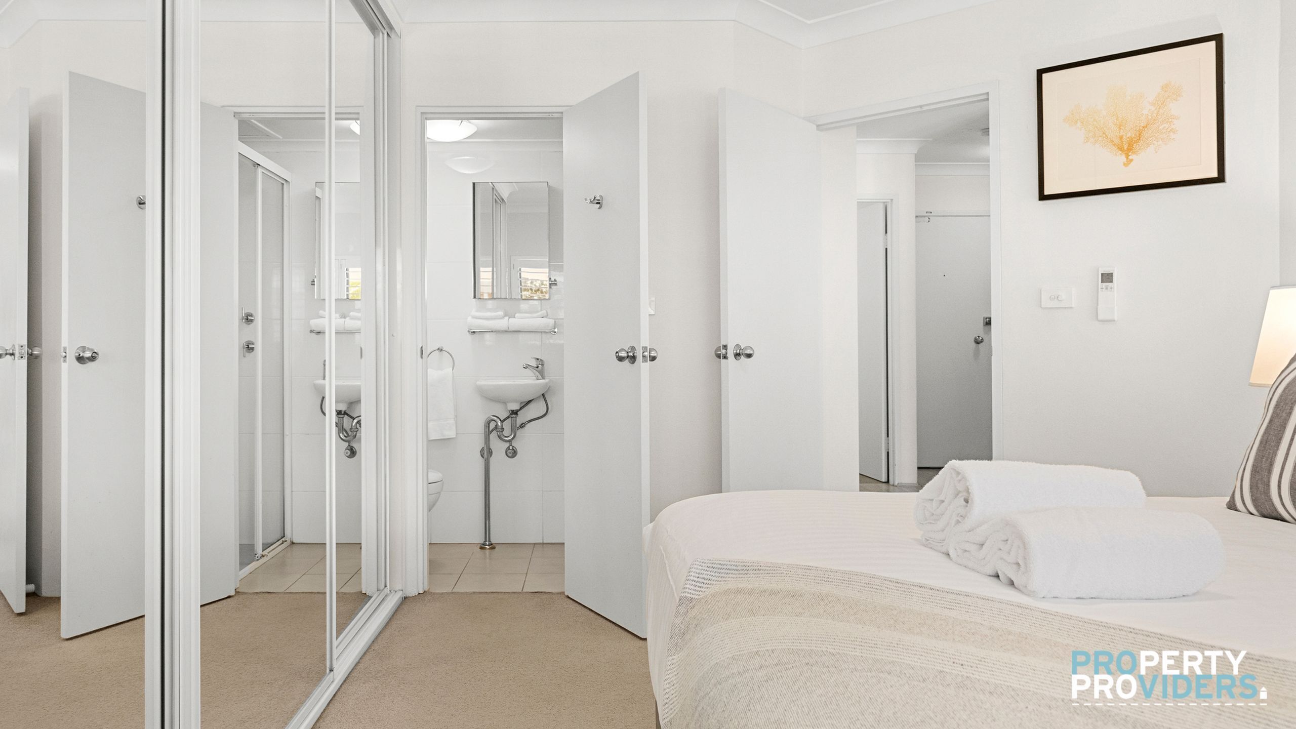 50m to Manly beach - 3 bedrooms + pets welcome — image 17