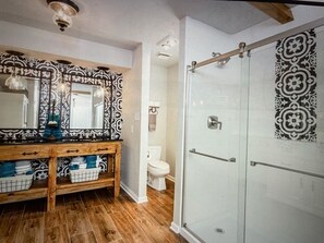 Bathtub, hair dryer, towels, soap - Beautiful Farmhouse with serene environment. 4+ acres beautiful landscape.
(Wallis)