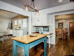 Dining - Beautiful Farmhouse with serene environment. 4+ acres beautiful landscape.
(Wallis)