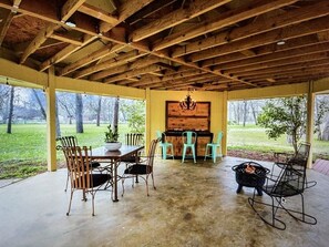 Outdoor dining - Beautiful Farmhouse with serene environment. 4+ acres beautiful landscape.
(Wallis)