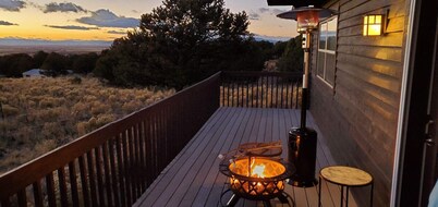 Mountain lodge w/ panoramic views from hot tub 