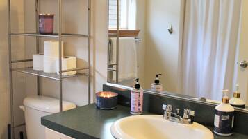 Kombinert dusj/badekar, håndklær og toalettpapir