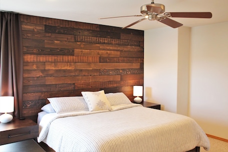4 bedrooms, iron/ironing board, free WiFi, bed sheets. Hood River Family Vacation Home
