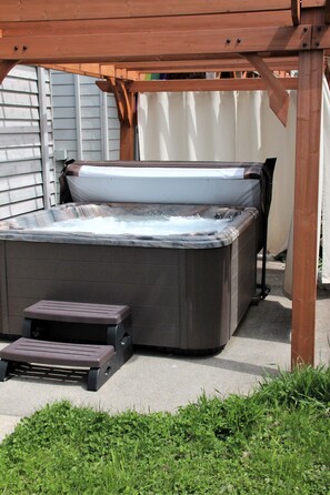 Outdoor spa tub - Hood River Family Vacation Home (Hood River)