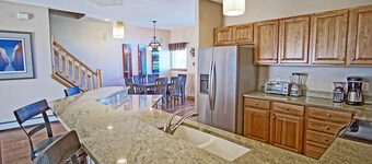 Close to 5 Ski Resorts - On Free Bus Route - Blue River in Backyard - Hot Tub