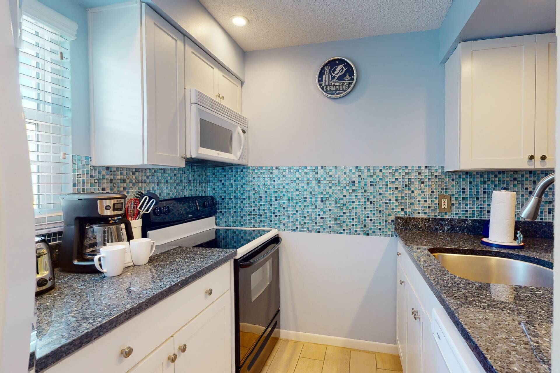 Réfrigérateur, micro-ondes, lave-vaisselle, cafetière/bouilloire