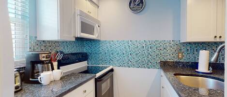 Réfrigérateur, micro-ondes, lave-vaisselle, cafetière/bouilloire