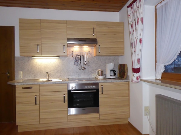 Kühlschrank, Ofen, Herdplatte, Wasserkocher mit Kaffee-/Teezubehör