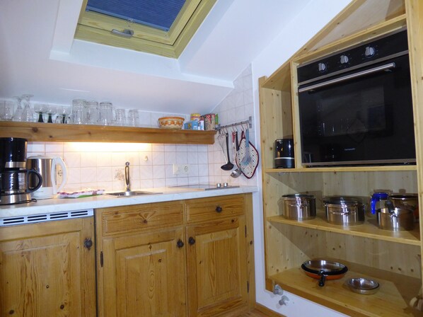 Fridge, oven, stovetop, coffee/tea maker