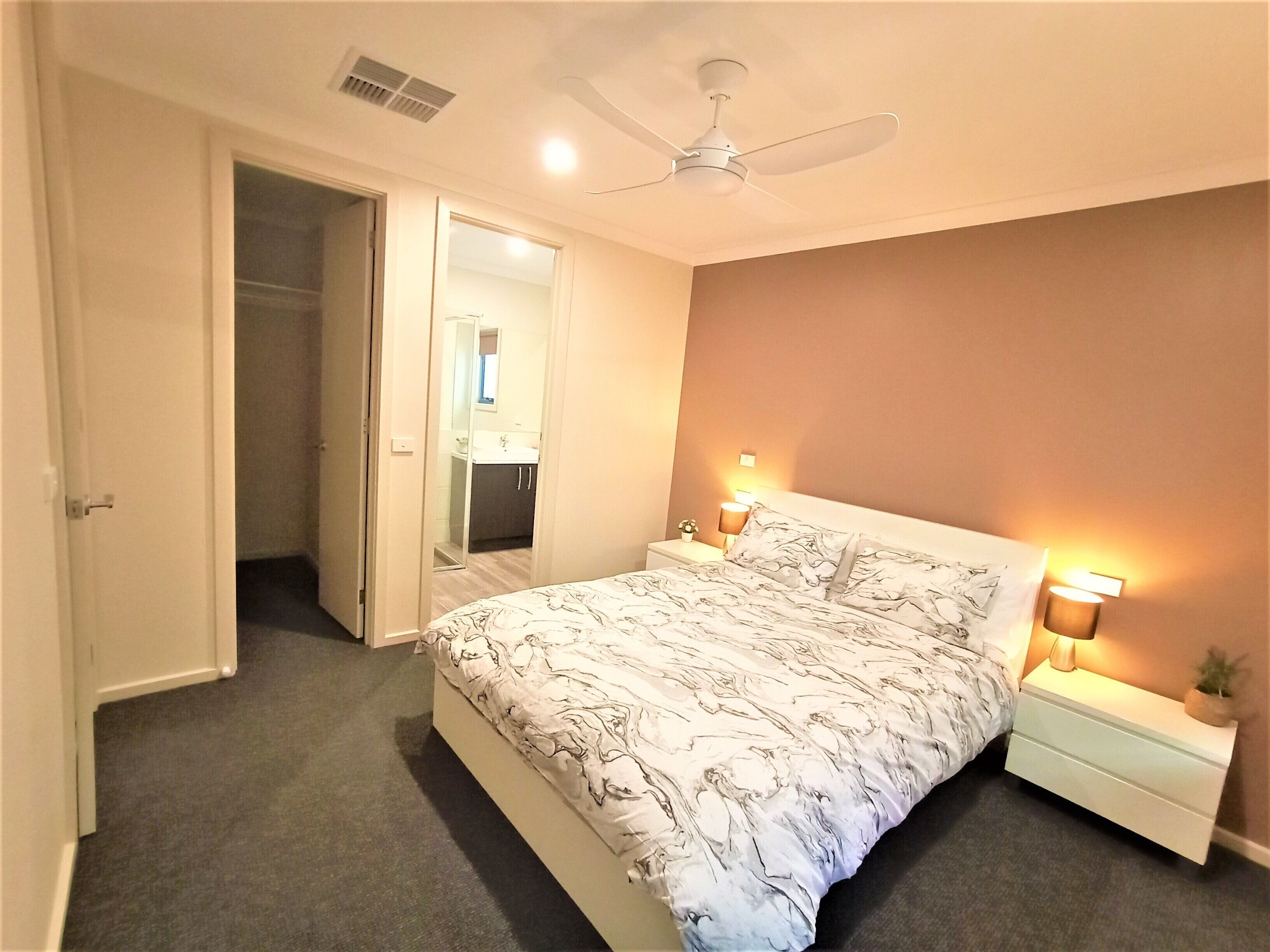 3 slaapkamers, een strijkplank/strijkijzer, gratis wifi, beddengoed