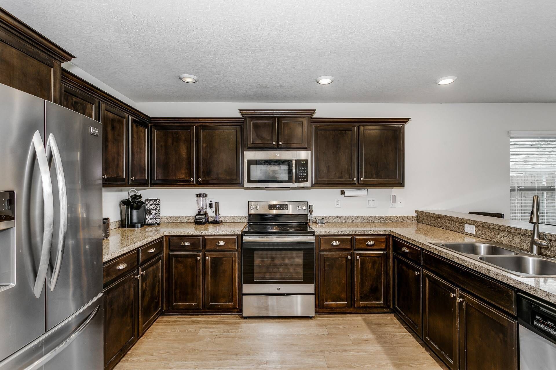 冷蔵庫、電子レンジ、オーブン、コンロ