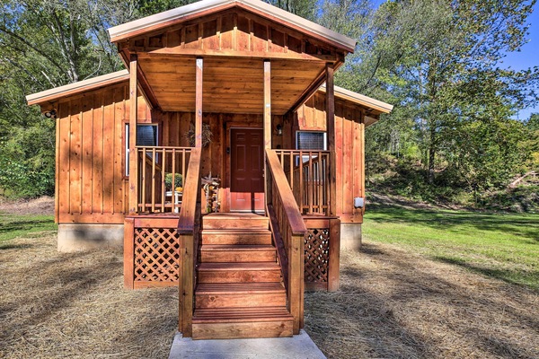Beattyville Vacation Rental | 2BR | 1BA | 576 Sq Ft | Stairs Required for Access