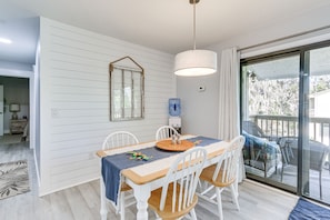 Dining - Walk to Coligny Beach: Tropical Hilton Head Condo (Hilton Head Island)