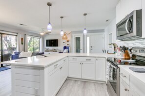 Fridge, microwave, stovetop, dishwasher - Walk to Coligny Beach: Tropical Hilton Head Condo (Hilton Head Island)