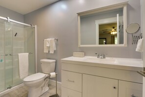 Free toiletries, hair dryer, towels - Walk to Coligny Beach: Tropical Hilton Head Condo (Hilton Head Island)